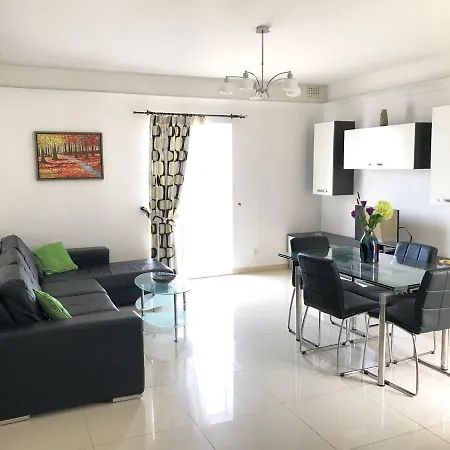 Savoy Apartment *